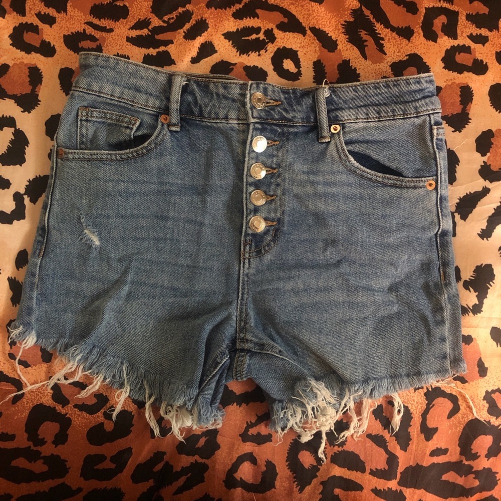 Wild Fable 5 button distressed denim shorts, juniors size 6, good condition